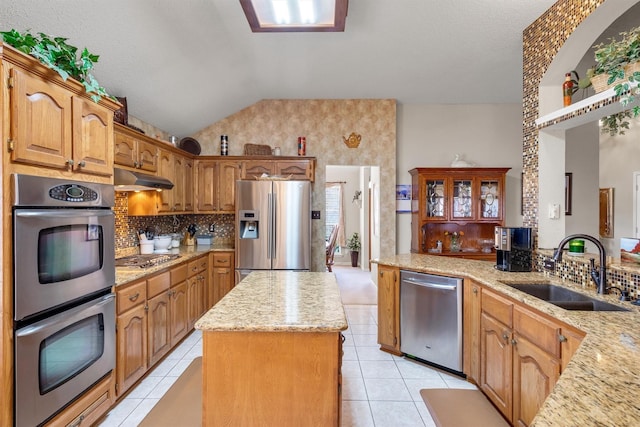 kitchen featuring lofted ceiling, sink, decorative backsplash, kitchen peninsula, and stainless steel appliances