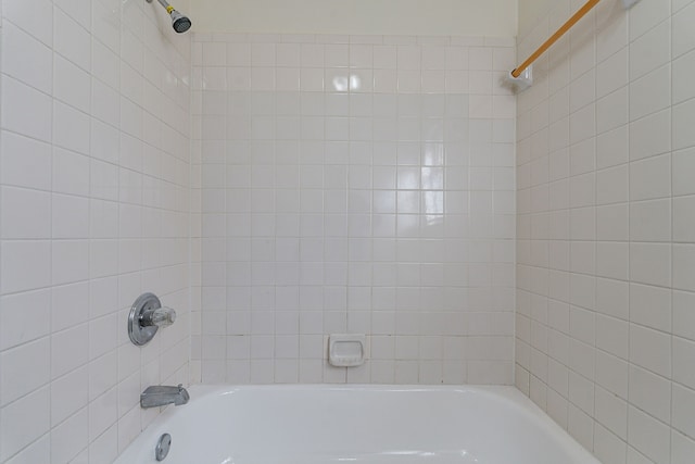 bathroom featuring tiled shower / bath