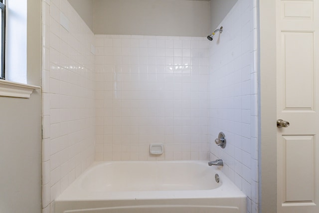 bathroom featuring tiled shower / bath