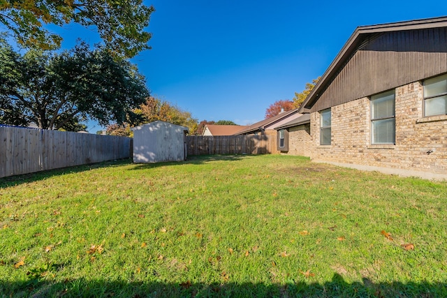 view of yard featuring a storage unit