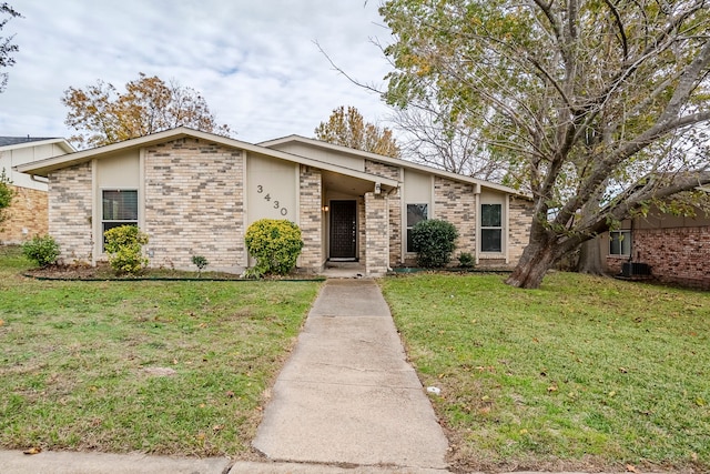 ranch-style house featuring a front yard