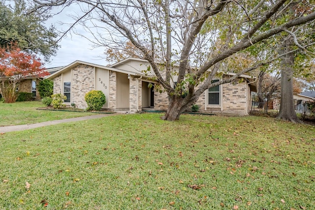 ranch-style house featuring a front yard