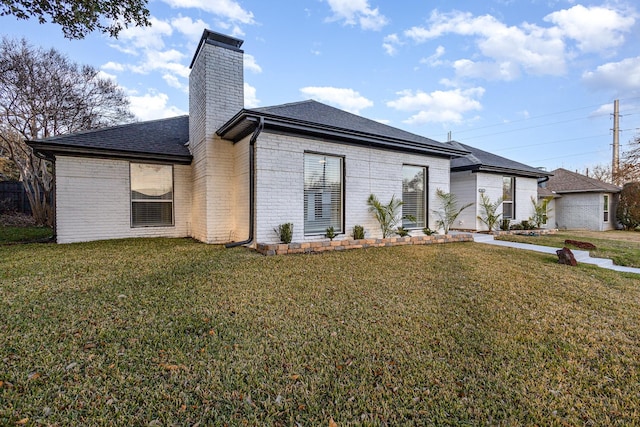 view of front of property featuring a front yard