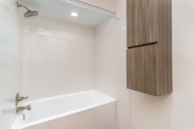 bathroom featuring tiled shower / bath combo