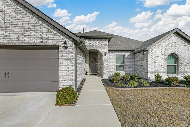 view of front of property featuring a garage and a front yard