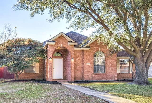 view of front facade featuring a front yard