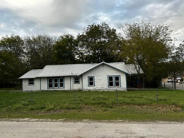 ranch-style house featuring a front lawn