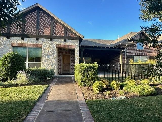 view of front facade with a front yard