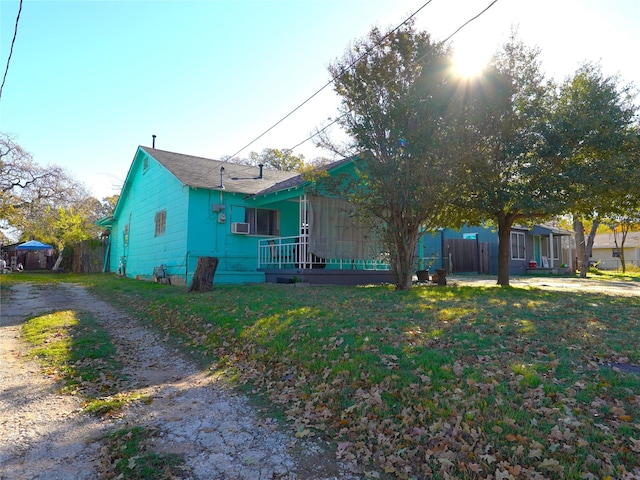 view of front of property featuring a front lawn