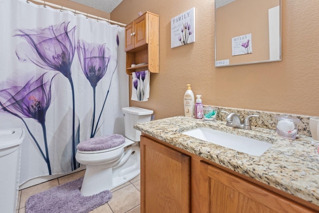 full bathroom featuring a textured wall, toilet, a shower with shower curtain, vanity, and tile patterned floors