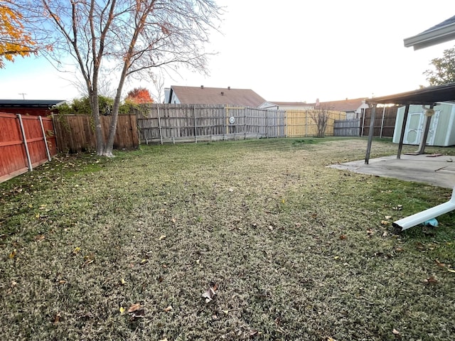 view of yard featuring a patio area