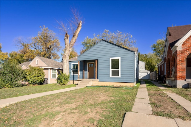 bungalow-style house featuring a front lawn