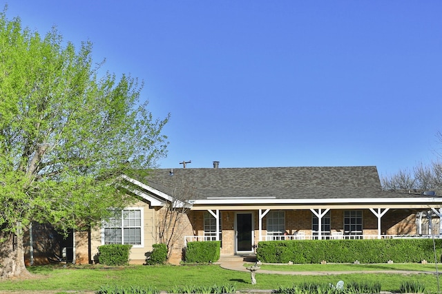 view of front of property featuring a front lawn