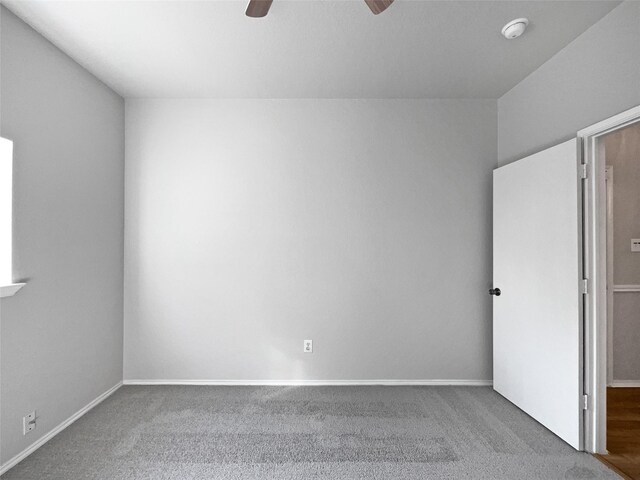 unfurnished room with carpet and ceiling fan