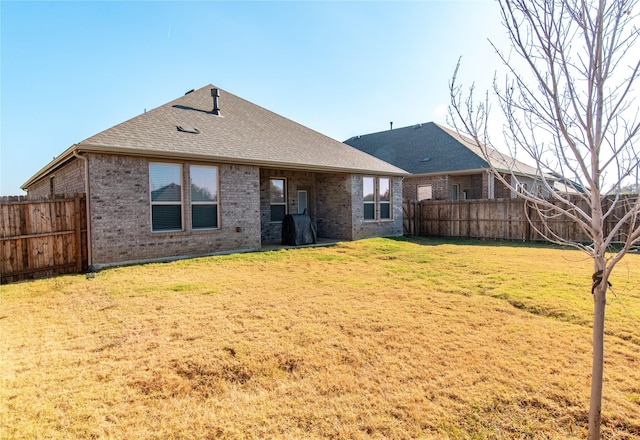 back of house featuring a lawn