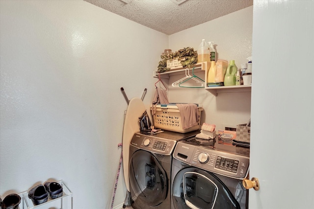 washroom with a textured ceiling and independent washer and dryer