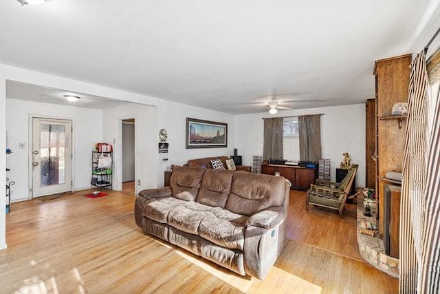 living area featuring light wood-style flooring and ceiling fan