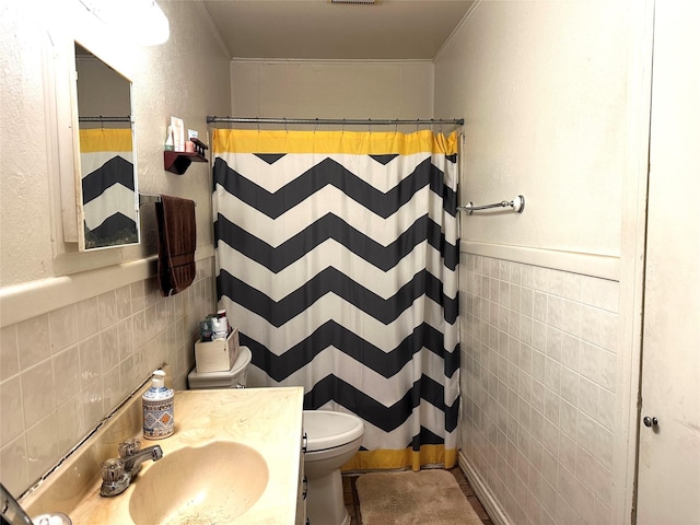 bathroom featuring sink, a shower with curtain, crown molding, toilet, and tile walls