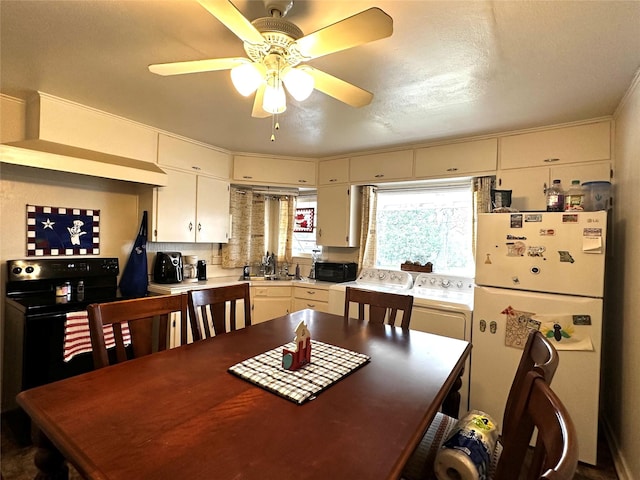 dining space featuring washer and clothes dryer, ceiling fan, sink, and a textured ceiling