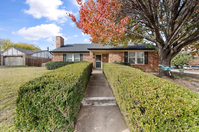 view of front of house featuring a front lawn