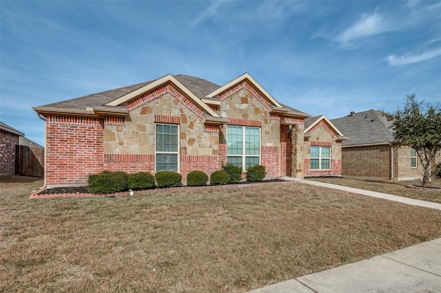 view of front of house featuring a front lawn