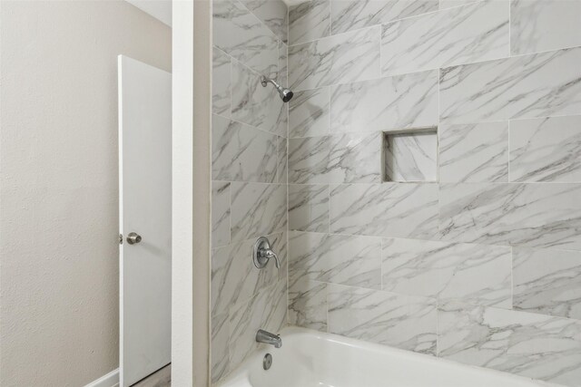 bathroom with tiled shower / bath combo