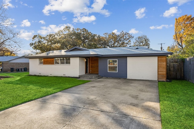 ranch-style house featuring a front yard