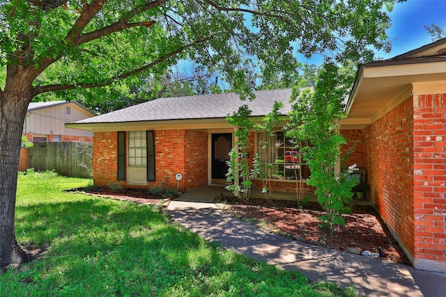 single story home with a front lawn