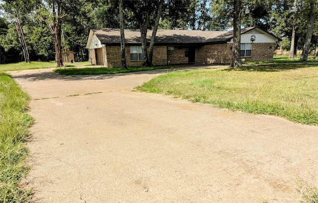 single story home with a front lawn