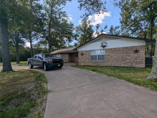 view of front facade featuring a front yard