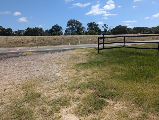 view of yard featuring a rural view