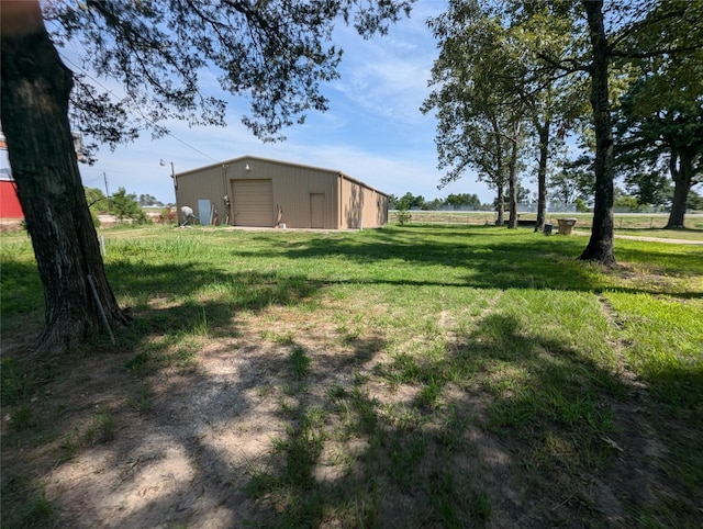 view of yard featuring an outdoor structure