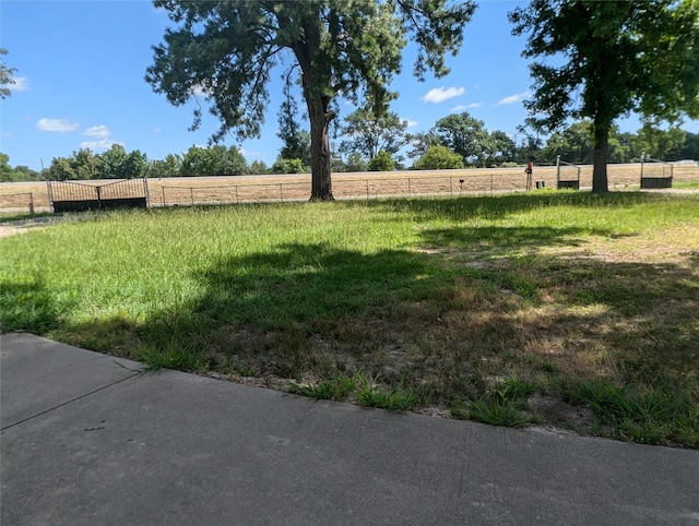 view of yard featuring a rural view