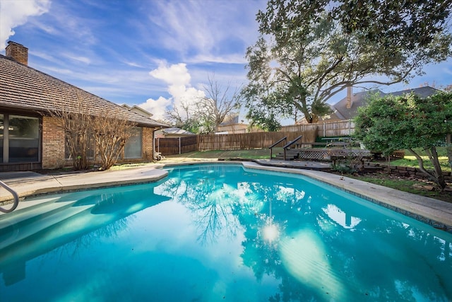 view of swimming pool