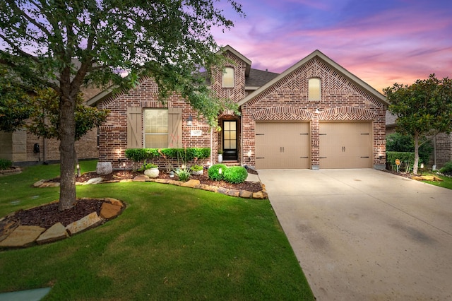 view of front of home featuring a lawn