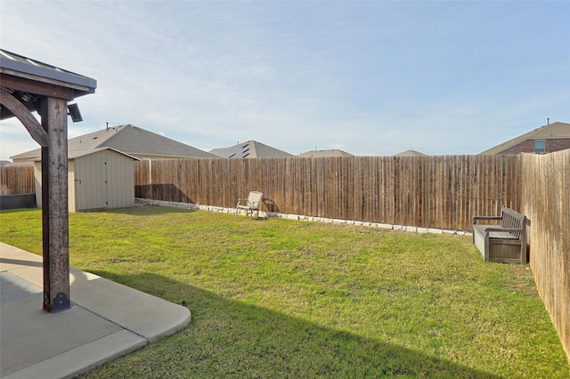 view of yard with a storage shed