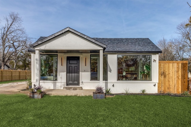 view of front of home featuring a front yard