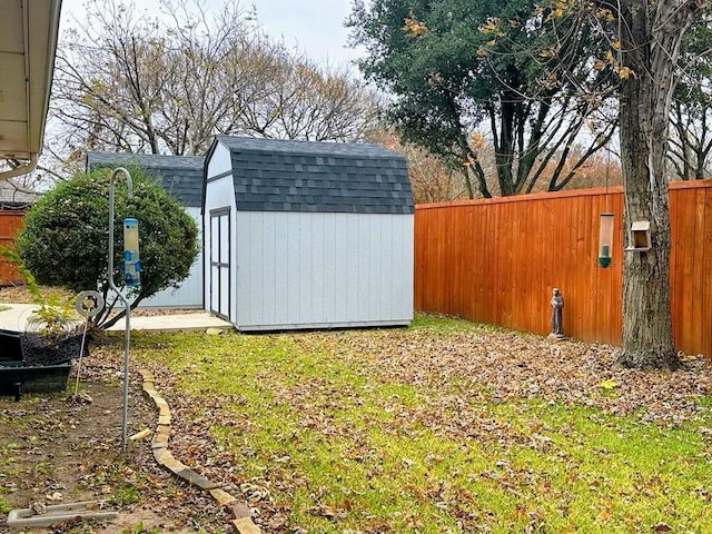 view of yard with a storage unit