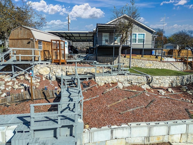 view of yard with an outbuilding