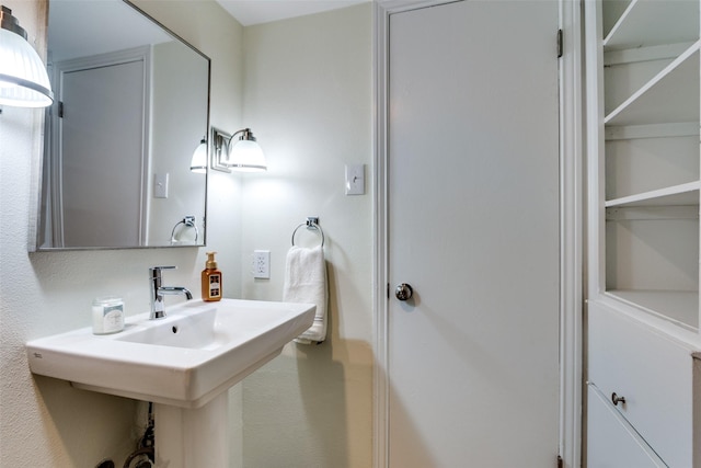 bathroom featuring sink