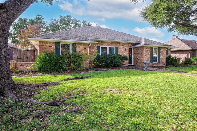 ranch-style house featuring a front yard