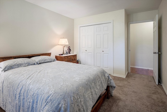 bedroom featuring carpet floors and a closet