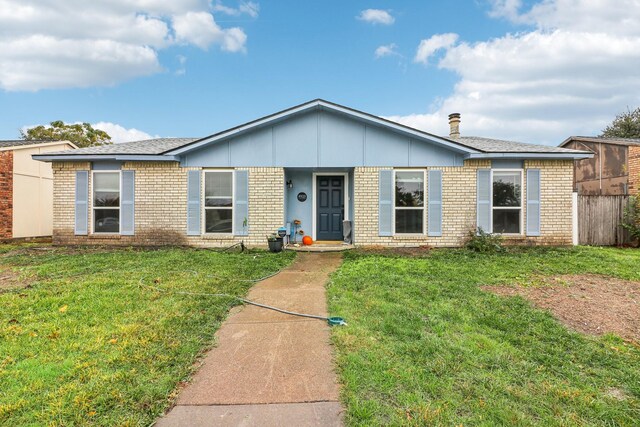 single story home featuring a front yard