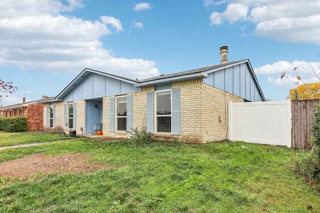 view of front of house featuring a front lawn