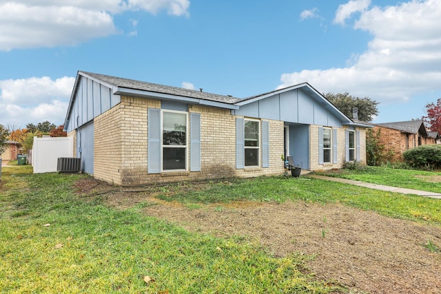 view of front of house featuring a front yard