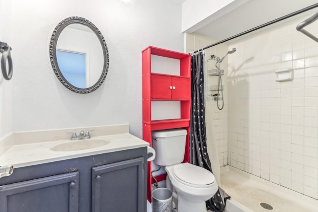 bathroom featuring a shower with shower curtain, vanity, and toilet