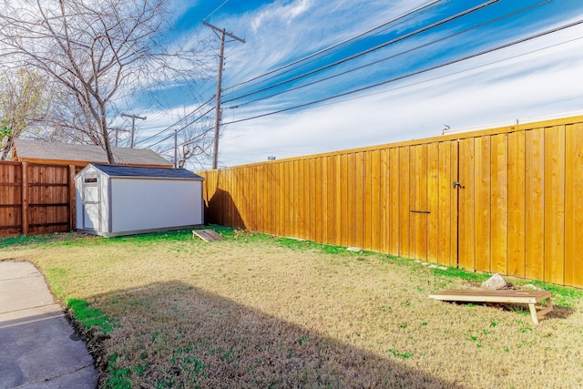 view of yard with a storage unit