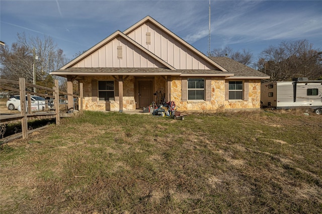 view of front of property featuring a front lawn