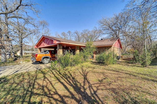 view of front of house featuring a front yard