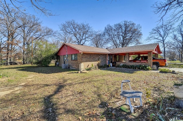 view of front of home featuring cooling unit and a front lawn